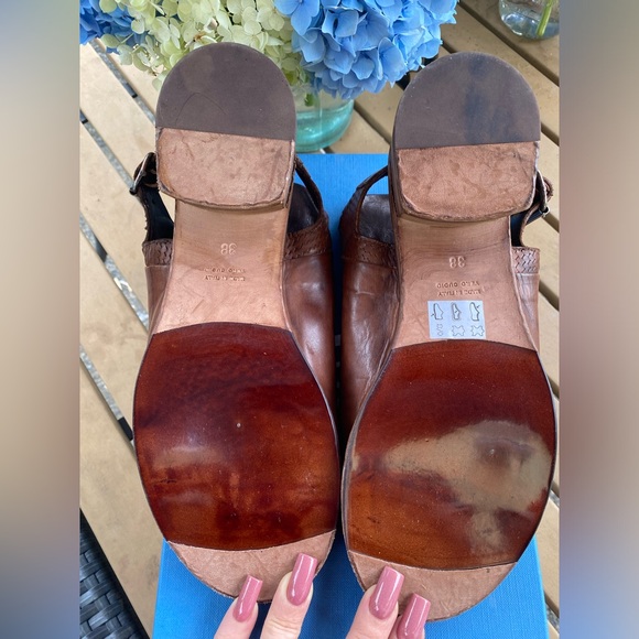 Gidigio Rustic Leather Heeled Sandal - Picture 5 of 9